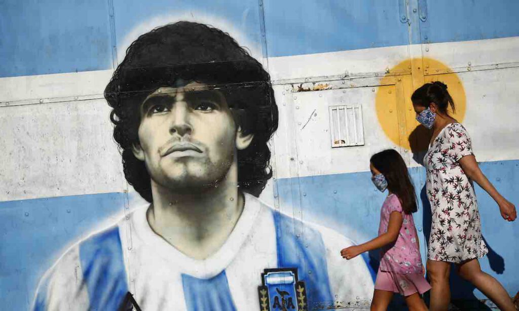 Maradona, il video del medico mentre chiama l'ambulanza (Getty Images)