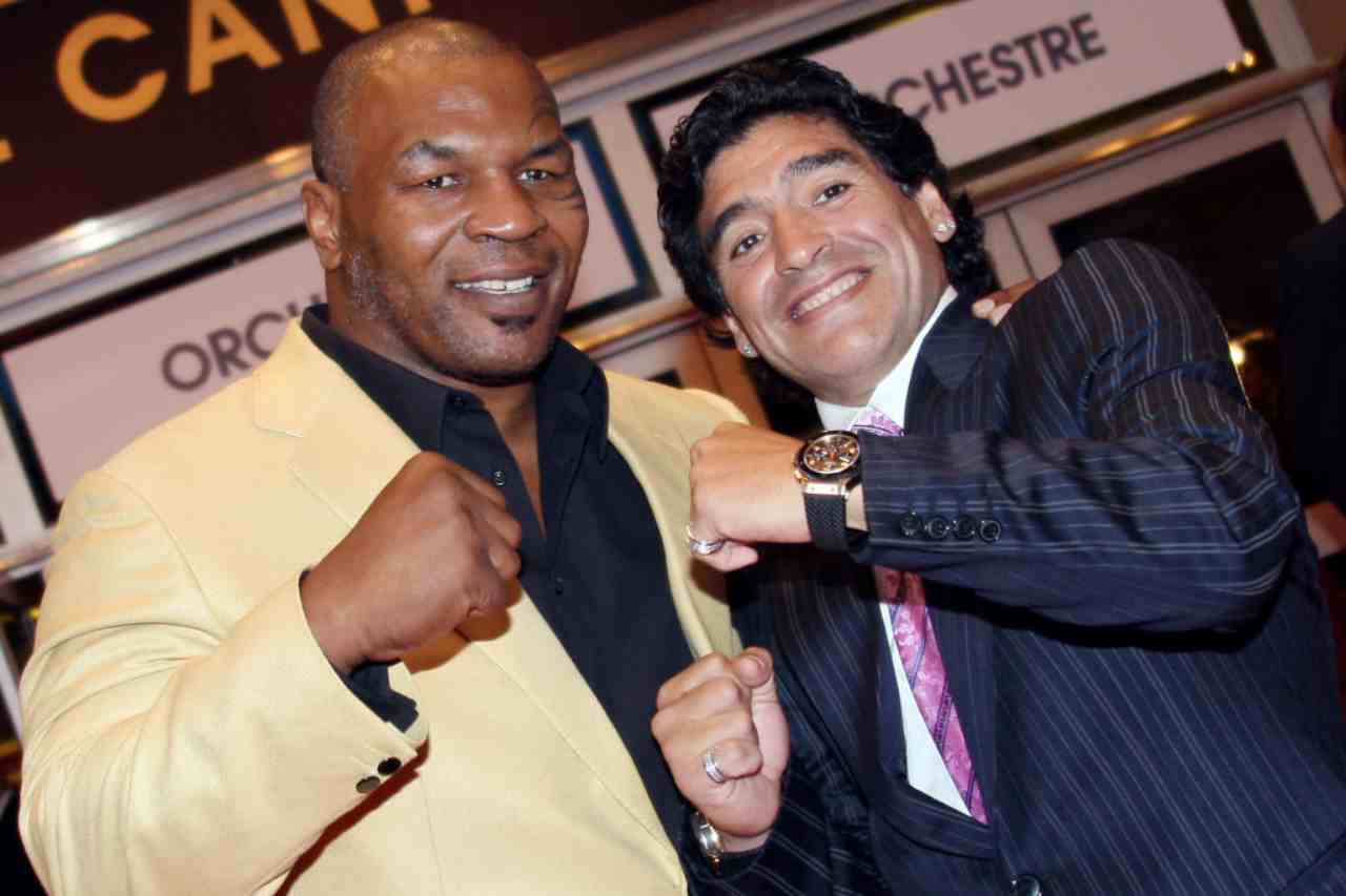 Mike Tyson rende omaggio al compianto Maradona (Getty Images) 