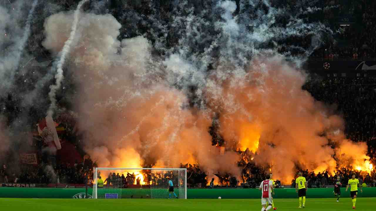 Fuochi d'artificio e petardi sugli spalti