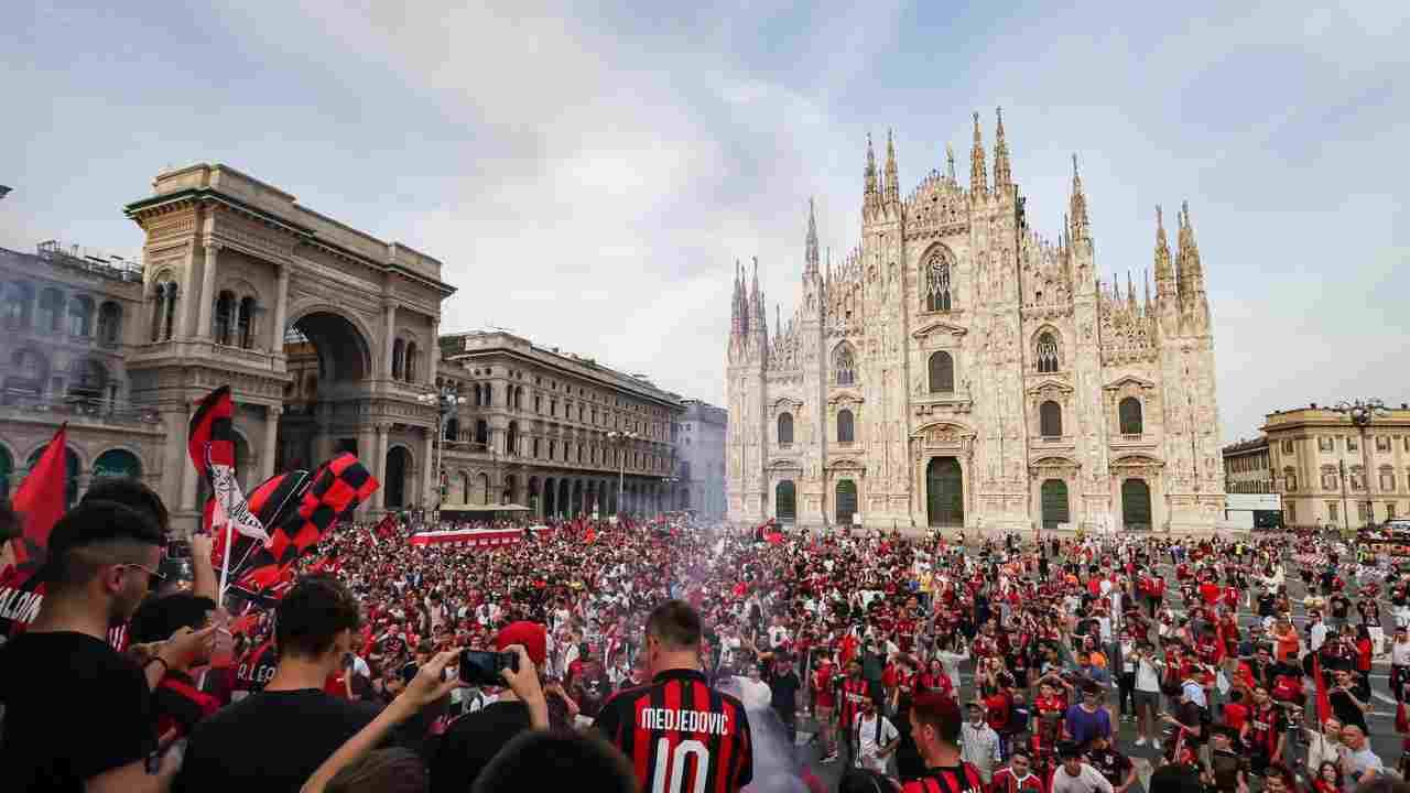 I tifosi del Milan a Piazza Duomo