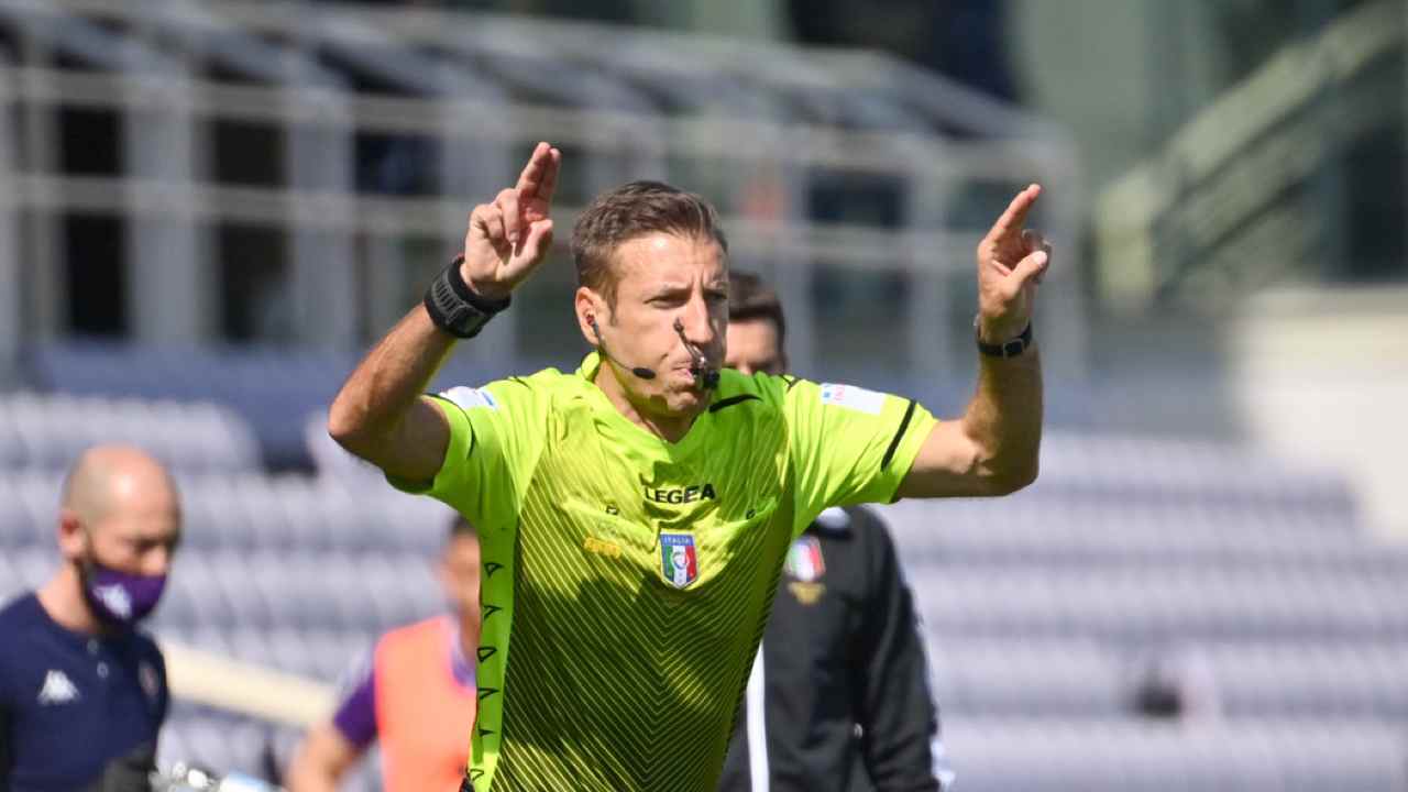 L'arbitro e il segnale del VAR