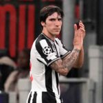 Sandro Tonali saluta i tifosi del Milan