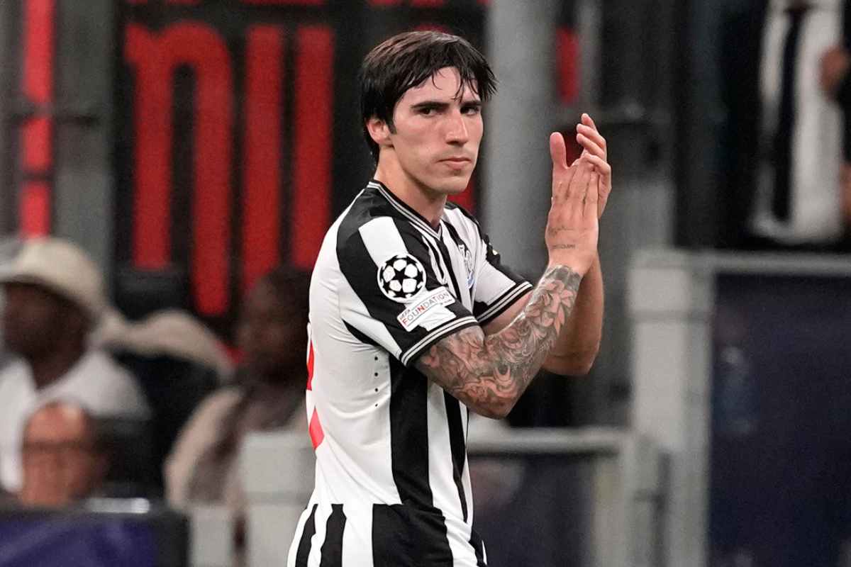 Sandro Tonali saluta i tifosi del Milan