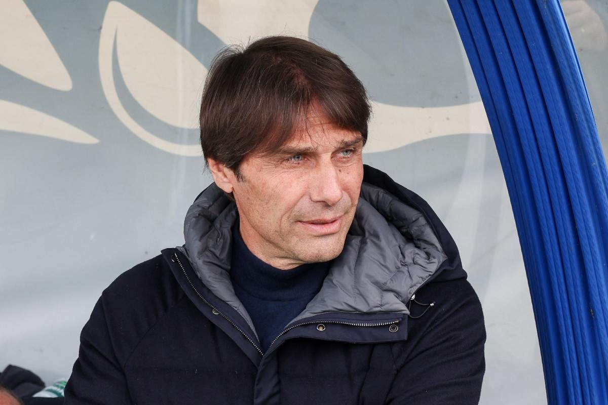 Antonio Conte pensieroso