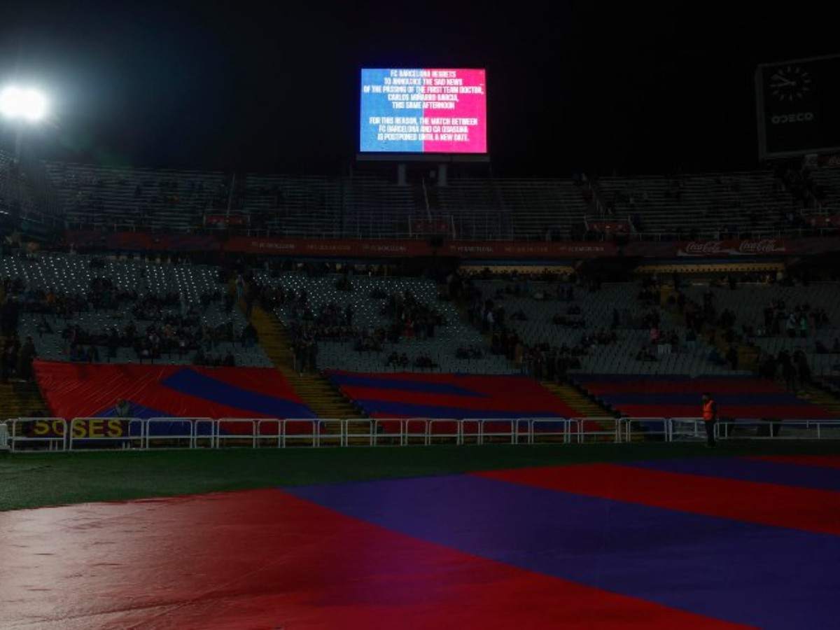 Il tabellone luminoso annuncia il rinvio della gara