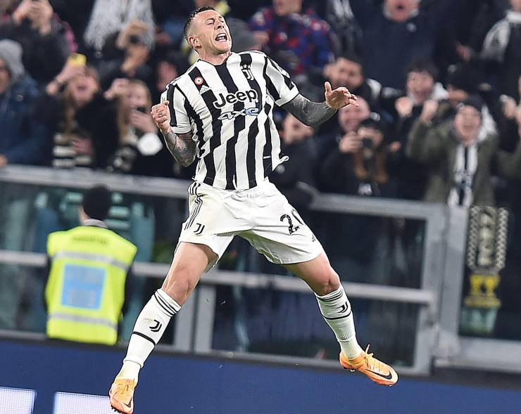 Federico Bernardeschi esulta dopo un gol con la Juve