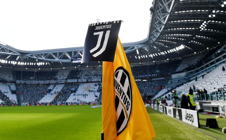 La bandierina della Juve allo Stadium