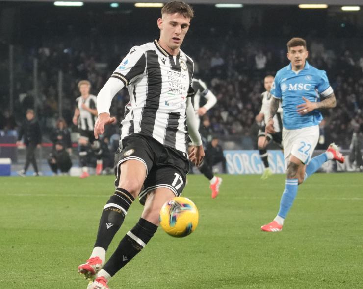 Lorenzo Lucca in azione contro il Napoli