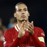 Virgil van Dijk applaude i suoi tifosi