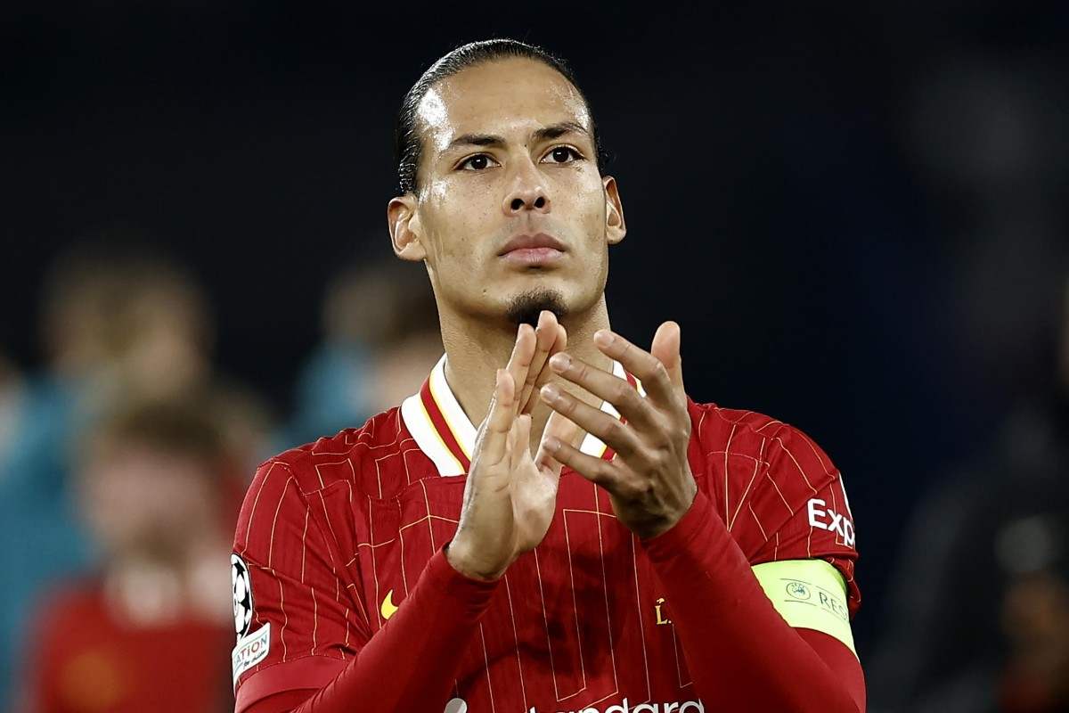 Virgil van Dijk applaude i suoi tifosi